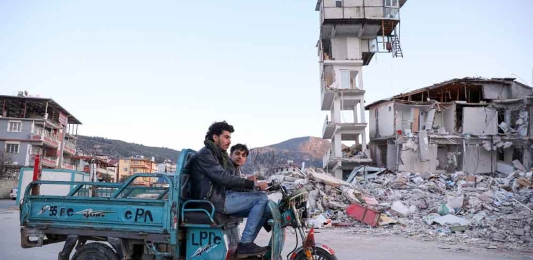 Görenler hayrete düştü: Hatay’da depremde çöken binanın ek yapısı ayakta kaldı 1 Görenler-hayrete-düştü--Hatay’da-depremde-çöken-binanın-ek-yapısı-ayakta-kaldı