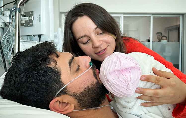 Hastane enkazından 261. saatte kurtarılan Mustafa Avcı 12 günlük bebeğiyle buluştu