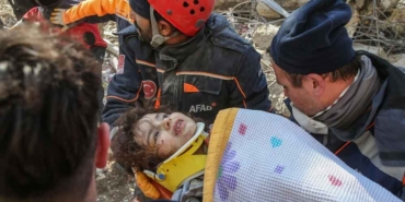 Hatay'da-7-yaşındaki-İrem-depremden-131-saat-sonra-enkazdan-kurtarıldı