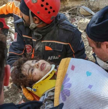 Hatay'da 7 yaşındaki İrem depremden 131 saat sonra enkazdan kurtarıldı 7 Hatay'da-7-yaşındaki-İrem-depremden-131-saat-sonra-enkazdan-kurtarıldı