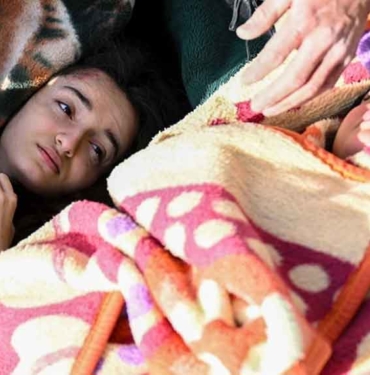Hatay'da-anne-ve-iki-kızı-depremden-33-saat-sonra-enkazdan-sağ-çıkarıldı