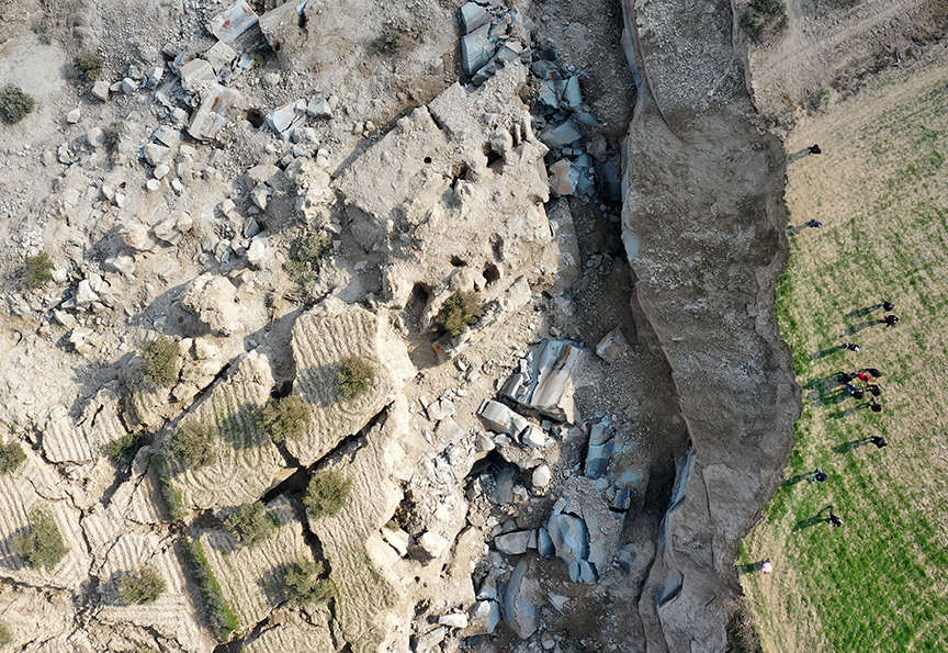 Hatay'da depremde oluşan 400 metre uzunluğundaki yarık havadan böyle görüntülendi