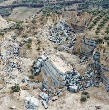 Hatay'da depremde oluşan 400 metre uzunluğundaki yarık havadan böyle görüntülendi 9 Hatay'da-depremde-oluşan-400-metre-uzunluğundaki-yarık-havadan-görüntülendi