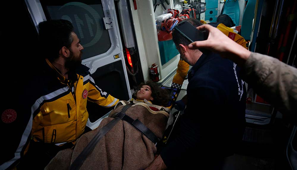 Hatay'da madenciler 160 saat enkaz altında kalan kadın ve çocuğa tahkimat yaparak ulaştı