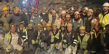 Hatay'da-madenciler-160-saat-enkaz-altında-kalan-kadın-ve-çocuğa-tahkimat-yaparak-ulaştı