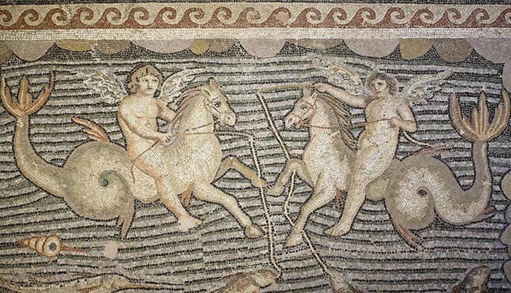 Hippokamposlara binen Erosların mozaiği Adana'da sergileniyor