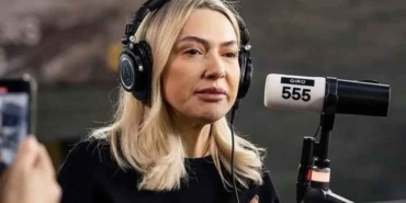 Hollanda’da-depremzedeler-için-bağış-toplayan-Hadise-gözyaşlarına-hakim-olamadı