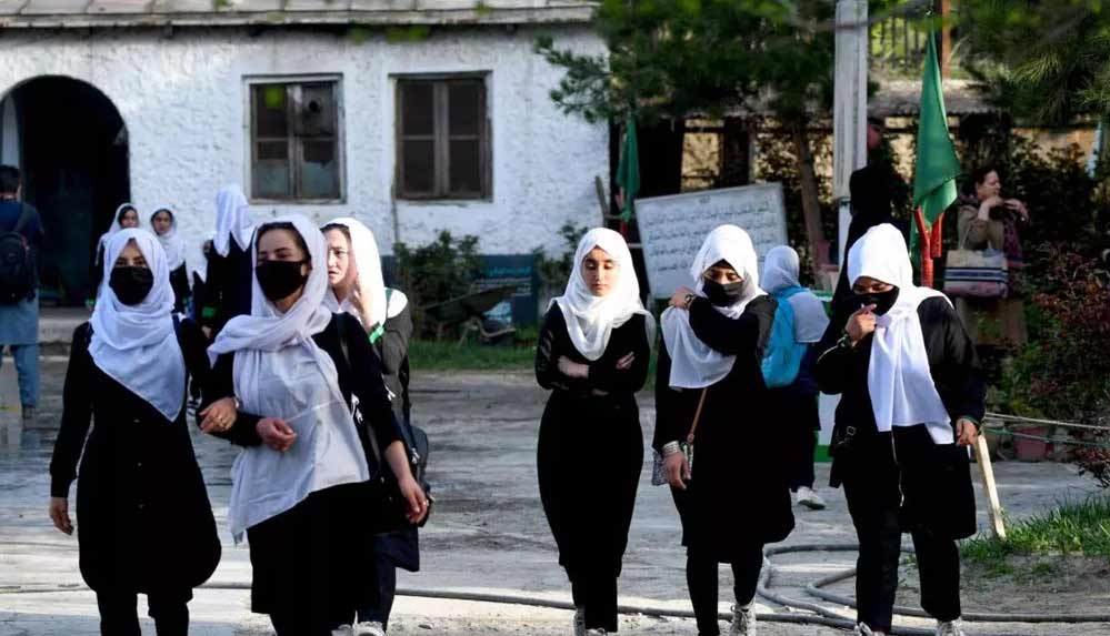 İran’da 650 kız çocuğu, aşırı muhafazakar kesim tarafından okula gitmemeleri için zehirlendi
