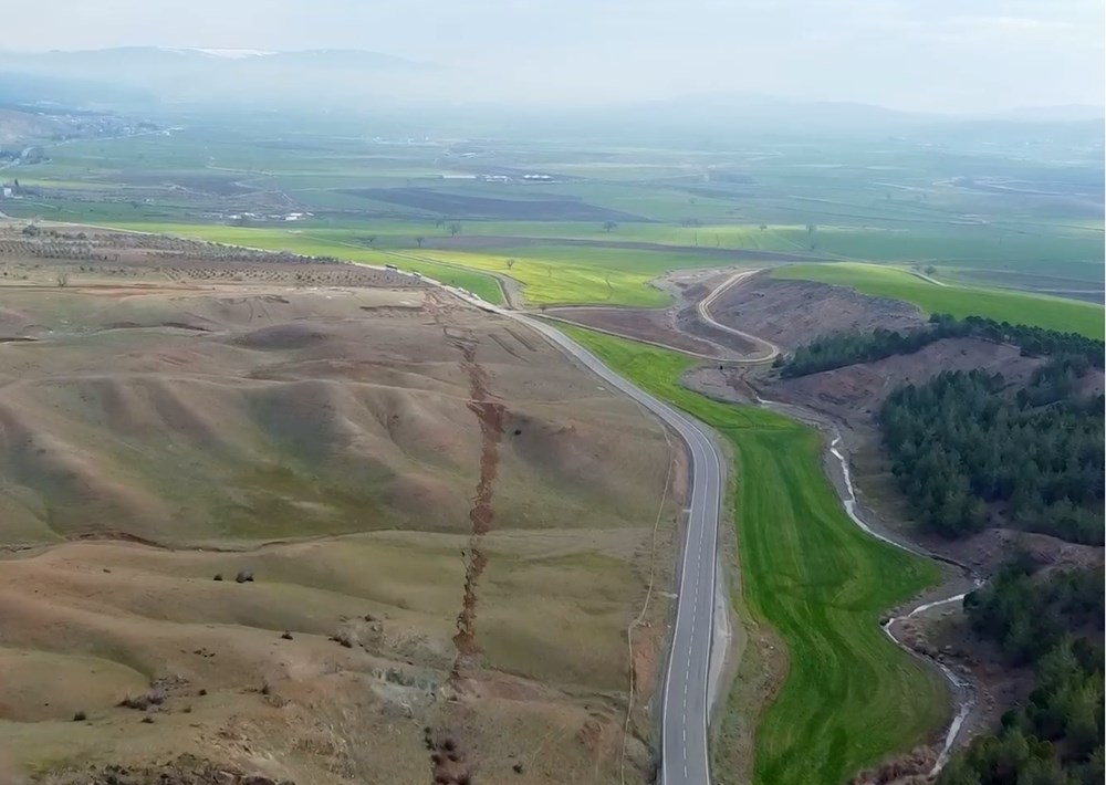 Kahramanmaraş'ta kilometrelerce uzanan fay kırığı havadan böyle görüntülendi