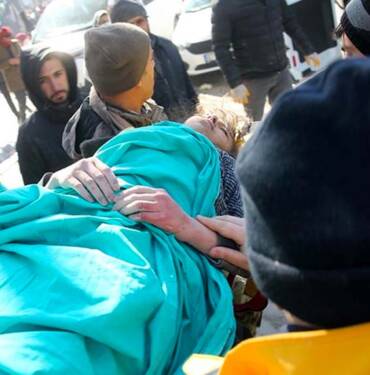 Kahramanmaraş'ta yıkılan binanın enkazından 58 saat sonra bir çocuk kurtarıldı 3 Kahramanmaraş'ta-yıkılan-binanın-enkazından-58-saat-sonra-bir-çocuk-kurtarıldı
