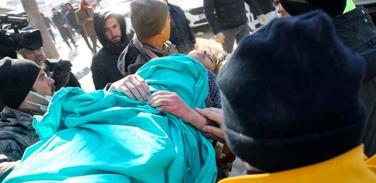 Kahramanmaraş’ta yıkılan binanın enkazından 58 saat sonra bir çocuk kurtarıldı