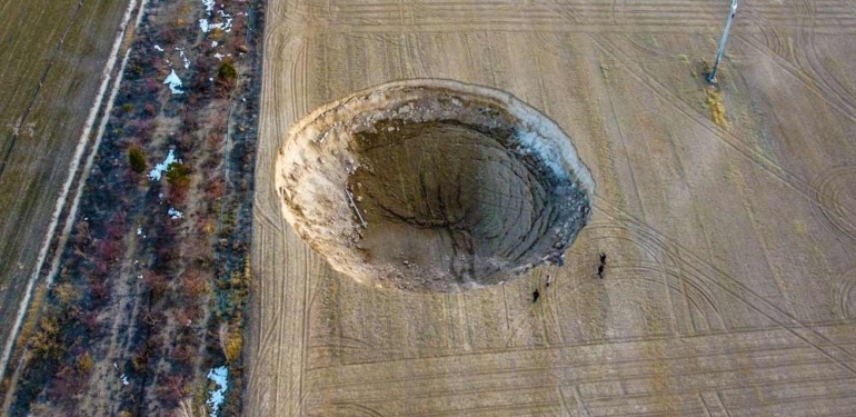 Konya'da 12 metre derinliğinde obruk oluştu: Depremle ilgisi var mı? 1 Konya'da-12-metre-derinliğinde-obruk-oluştu--Depremle-ilgisi-var-mı-