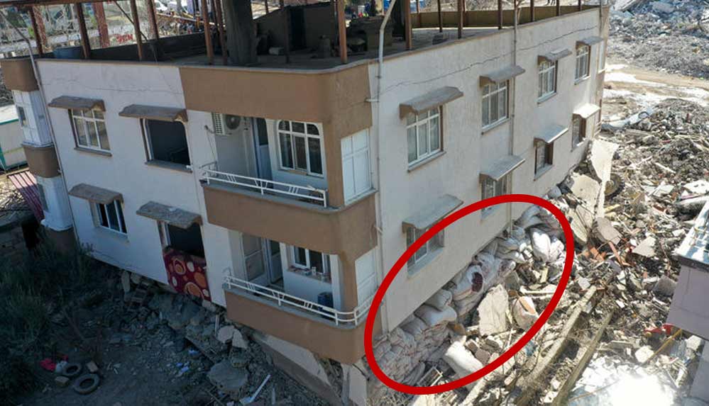 Kurutulmuş biber çuvalları depremde binanın yıkılmasını engelledi