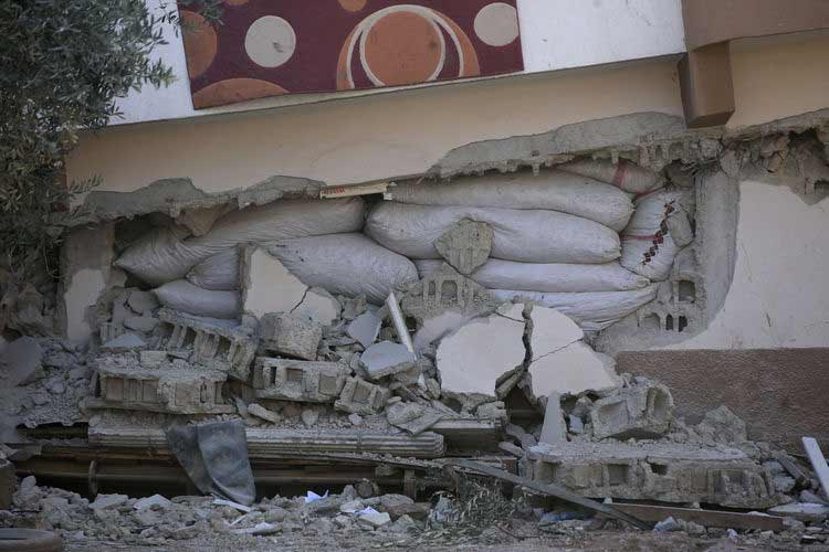 Kurutulmuş biber çuvalları depremde binanın yıkılmasını engelledi