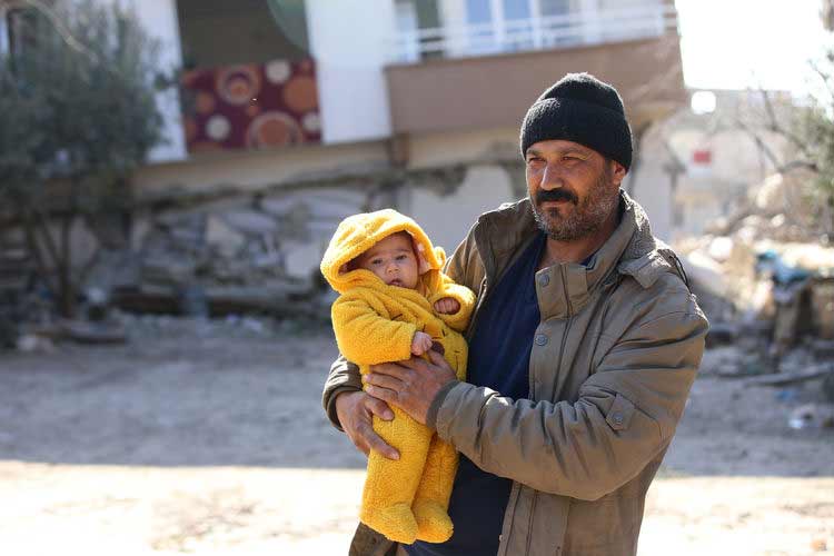 Kurutulmuş biber çuvalları depremde binanın yıkılmasını engelledi