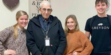 Lise-öğrencileri-80-yaşındaki-hademenin-emekliye-ayrılması-için-5-milyon-TL'den-fazla-bağış-topladı