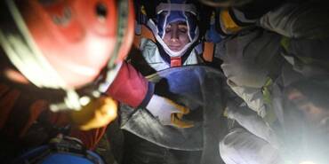 Madenciler-8-metre-derinliğe-indi,-depremzedeyi-90.-saatte-kurtardı