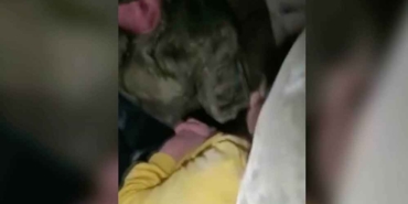 Mehmetçiğin-enkazdan-çıkarttığı-küçük-kızdan-duygulandıran-sözler--Annemi-de-kurtarın