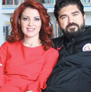 Nagehan Alçı, Rasim Ozan Kütahyalı ile neden ayrıldıklarını ilk kez anlattı 3 Nagehan-Alçı,-eşi-Rasim-Ozan-Kütahyalı’yı-öve-öve-bitiremedi--Müthiş-bir-zeka-ve-entelektüel-birikime-sahip