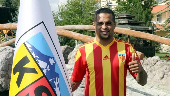 Süper Lig'in eski yıldızı Welliton'dan eşine 6 yıl boyunca işkence! Dehşete düşüren görüntüler ortaya çıktı 1 Süper Lig'in eski yıldızı Welliton'dan eşine 6 yıl boyunca işkence! Dehşete düşüren görüntüler ortaya çıktı