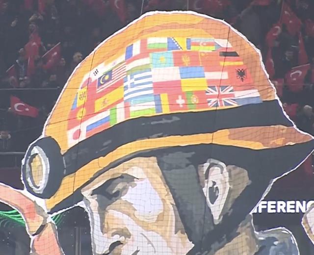 Trabzonspor-Basel maçında anlamlı koreografi! Her detayı ayrı duygulandırıyor 3 Trabzonspor-Basel maçında anlamlı koreografi! Her detayı ayrı duygulandırıyor