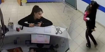 Türkiye-bu-görüntüleri-konuşuyor--Hemşire-deprem-anında-kaçmak-yerine-hasta-çocukları-kurtardı