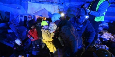 Umutlu-bekleyiş-sürüyor--71-yaşındaki-depremzede,-67-saat-sonra-kurtarıldı-