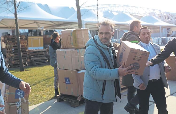 Ünlü isimler depremzedeler için seferber oldu