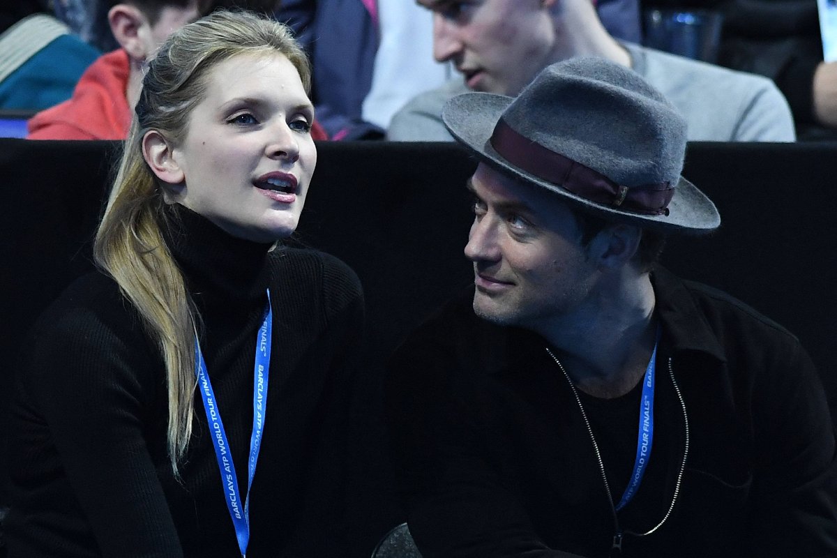 Yedinci çocuk da geldi: 50 yaşındaki Jude Law yeniden baba oldu