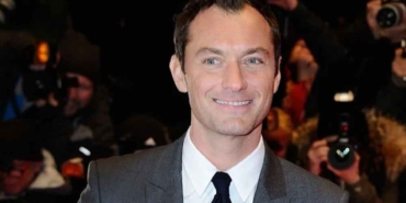 Yedinci-çocuk-da-geldi--50-yaşındaki-Jude-Law-yeniden-baba-oldu