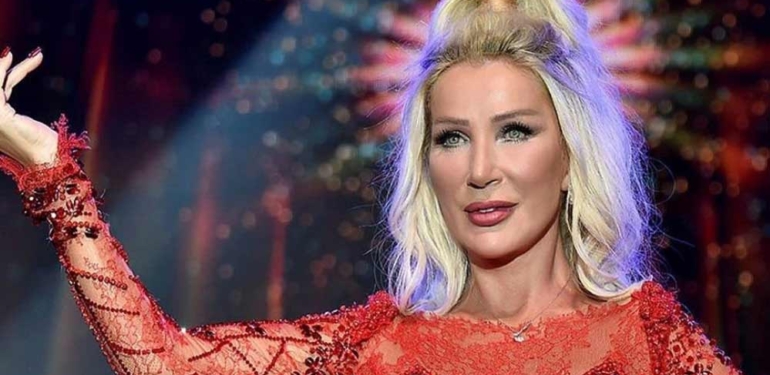60 yaşındaki Seda Sayan bu kez de ‘Barbie Bebek’ uygulamasıyla bacaklarına estetik yaptırdı! Son hali gündem oldu 6 60-yaşındaki-Seda-Sayan-bu-kez-de-‘Barbie-Bebek’-uygulamasıyla-bacaklarına-estetik-yaptırdı