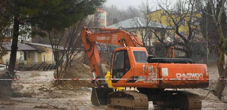 Adıyaman’ın Tut ilçesinde suya kapılan konteynerdeki 1 kişi hayatını kaybetti, 4 kişi kayboldu
