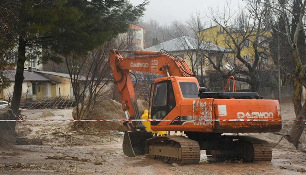 Adıyaman'ın Tut ilçesinde suya kapılan konteynerdeki 1 kişi hayatını kaybetti, 4 kişi kayboldu