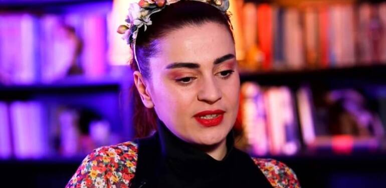 Ceylan Ertem’den gündem olan ‘8 Mart’ paylaşımı: ‘Etrafımız isterse öpebilen, isterse kesebilen adamlarla sarıldı…’