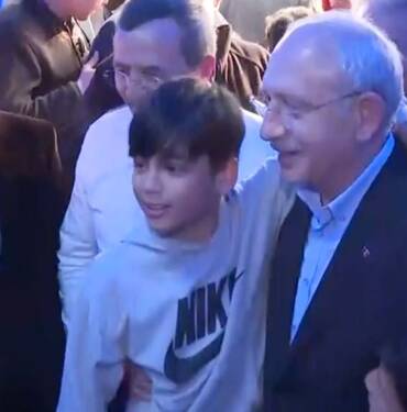 Depremzede çocuktan Kılıçdaroğlu'na: Kemal Abi, seninle fotoğraf çektirelim de havamız olsun 9 Depremzede-çocuktan-Kılıçdaroğlu'na--Kemal-Abi,-seninle-fotoğraf-çektirelim-de-havamız-olsun