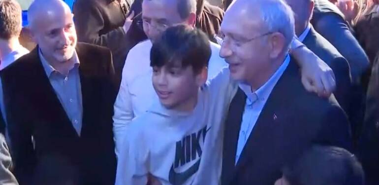 Depremzede çocuktan Kılıçdaroğlu’na: Kemal Abi, seninle fotoğraf çektirelim de havamız olsun