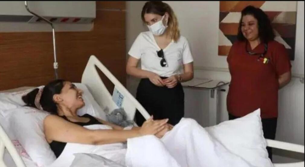 Eda Ece ve Yasak Elma dizisinin oyuncuları depremzede çocukları ziyaret etti
