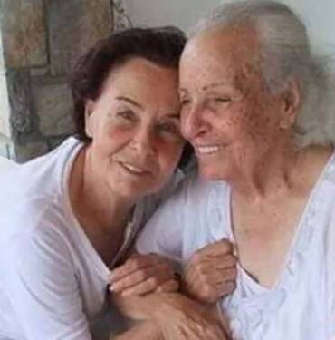 En acı tesadüf! Fatma Girik’in annesi Münevver Girik Ukav 99 yaşında yaşamını yitirdi 5 En-acı-tesadüf!-Fatma-Girik’in-annesi-Münevver-Girik-Ukav-99-yaşında-yaşamını-yitirdi