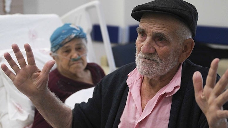 Enkaza sürünerek girip 65 yıllık hayat arkadaşını kurtaran 83 yaşındaki Mahmut Kundakçı: 65 yıllık evliyiz, hanımım Fatma canımdan öte