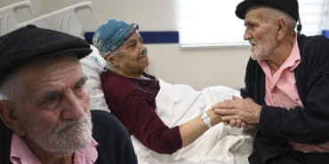 Enkaza-sürünerek-girip-65-yıllık-hayat-arkadaşını-kurtaran-Mahmut-Kundakçı--65-yıllık-evliyiz,-o-benim-canımdan-öte