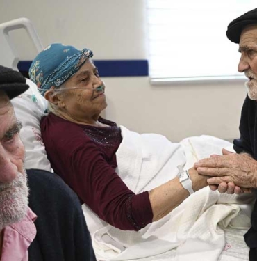 Enkaza sürünerek girip 65 yıllık hayat arkadaşını kurtaran 83 yaşındaki Mahmut Kundakçı: 65 yıllık evliyiz, hanımım Fatma canımdan öte 4 Enkaza-sürünerek-girip-65-yıllık-hayat-arkadaşını-kurtaran-Mahmut-Kundakçı--65-yıllık-evliyiz,-o-benim-canımdan-öte