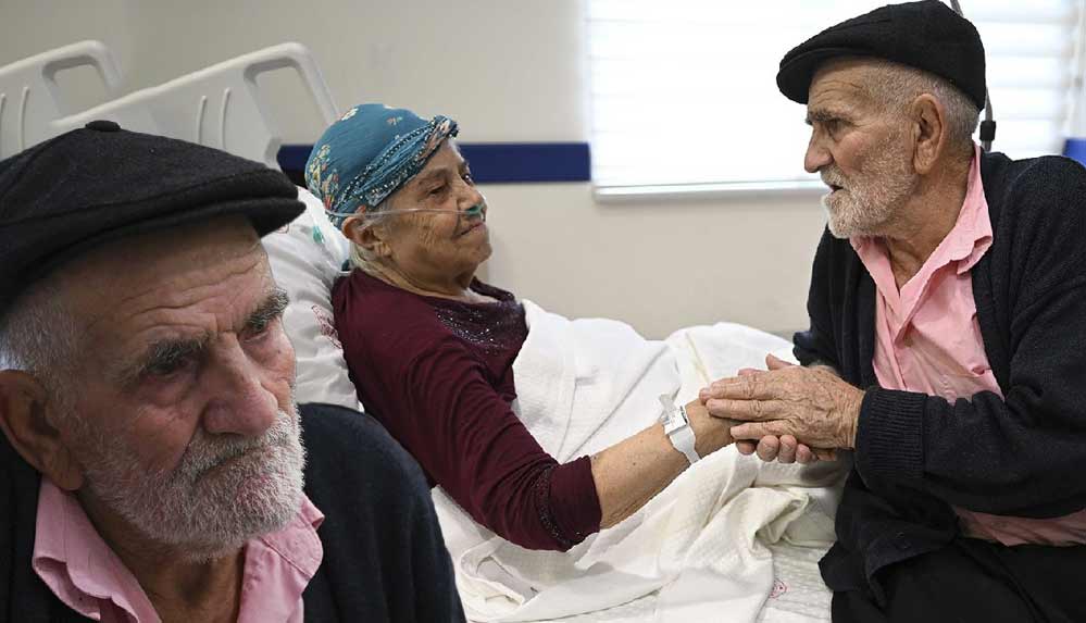 Enkaza sürünerek girip 65 yıllık hayat arkadaşını kurtaran 83 yaşındaki Mahmut Kundakçı: 65 yıllık evliyiz, hanımım Fatma canımdan öte