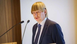 Estonyalı siyasetçi tuhaf saç stiliyle gündem oldu: Aşırı sağcı olduğu için belki de gittiği berber bunun intikamını alan bir mültecidir