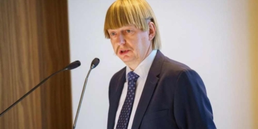 Estonyalı-siyasetçi-tuhaf-saç-stiliyle-gündem-oldu--Aşırı-sağcı-olduğu-için-belki-de-gittiği-berber-bunun-intikamını-alan-bir-mültecidir