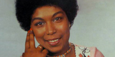 Gel Tezkere şarkısıyla hafızalara kazınan sanatçı Esmeray vefatının 21. yılında anılıyor