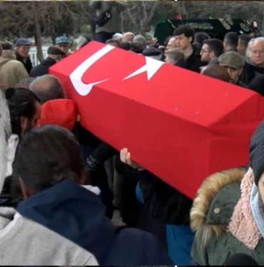 Gözyaşları sel oldu: Usta oyuncu Köksal Engür son yolculuğuna uğurlandı 8 Gözyaşları-sel-oldu--Usta-oyuncu-Köksal-Engür-son-yolculuğuna-uğurlandı