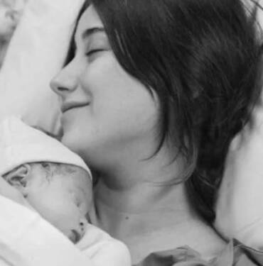Hazal Kaya, kızı Süreyya ile kadınlara seslendi: "Kalbim, aklım, umudum sizinle, inadına isyan, inadına özgürlük!" 4 Hazal-Kaya,-kızı-Süreyya-ile-kadınlara-seslendi--'Kalbim,-aklım,-umudum-sizinle,-inadına-isyan,-inadına-özgürlük!'-1