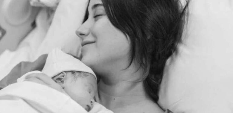 Hazal Kaya, kızı Süreyya ile kadınlara seslendi: “Kalbim, aklım, umudum sizinle, inadına isyan, inadına özgürlük!”