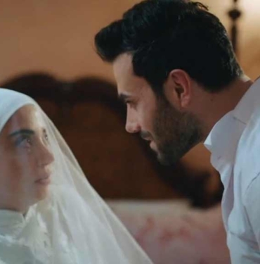 Her bölümü ayrı olay! Kızılcık Şerbeti dizisindeki gerdek gecesi sahnesine tepki yağıyor! “Bu nasıl senaryo?” 7 Her-bölümü-ayrı-olay!-Kızıl-Şerbeti’ndeki-gerdek-gecesi-sahnesine-tepki-yağıyor!-“Bu-nasıl-senaryo-”
