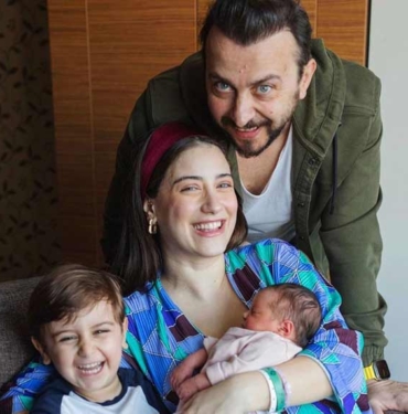 İkinci kez anne olan Hazal Kaya’dan 4 kişilik aile pozu: “Kapkaranlık günlerde bize umut ışığı gibi gelen…” 10 İkinci-kez-anne-olan-Hazal-Kaya’dan-4-kişilik-aile-pozu--“Kapkaranlık-günlerde-bize-umut-ışığı-gibi-gelen…”